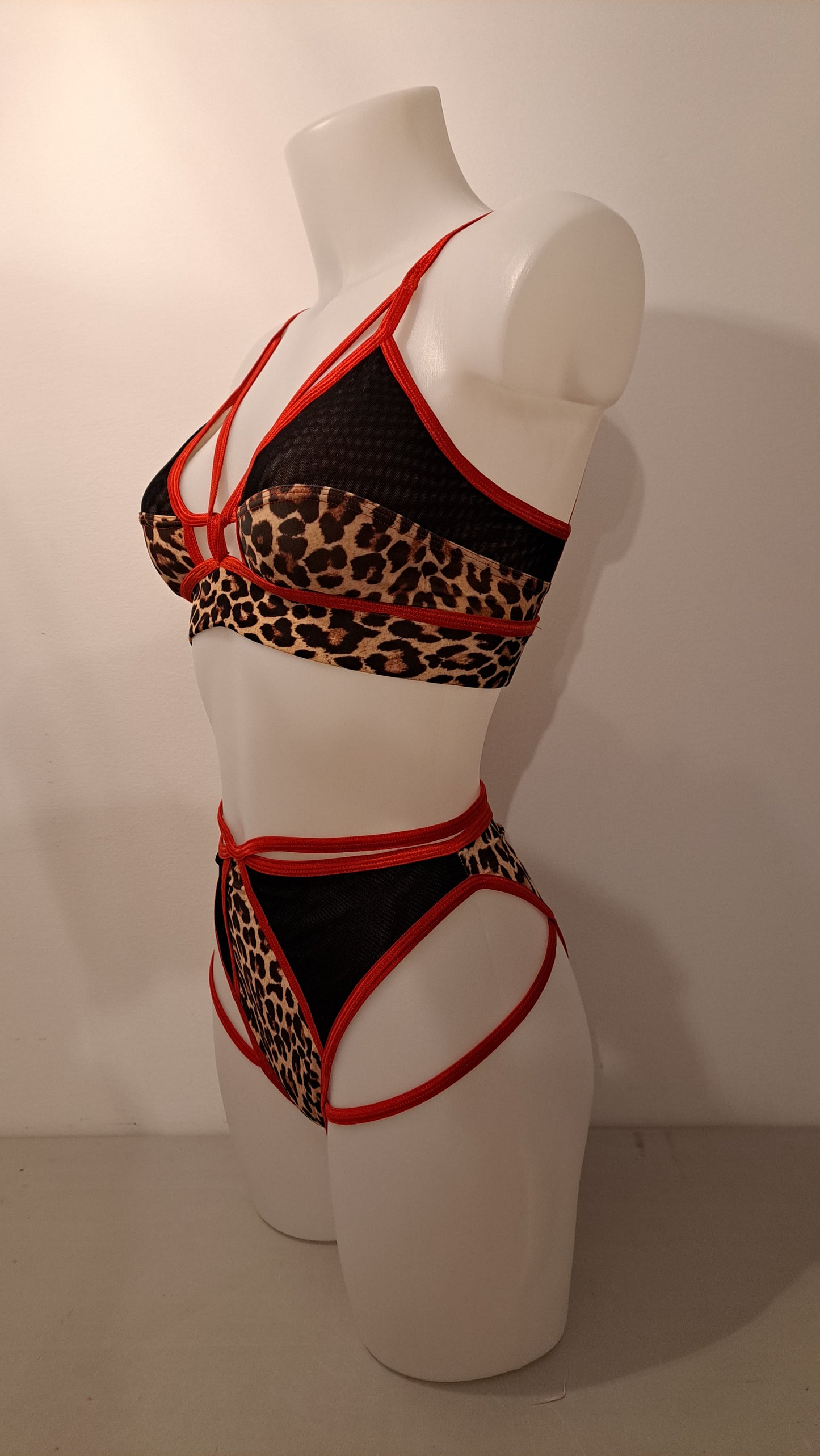 Completo ville/high cut harness patch maculato rosso (sample)