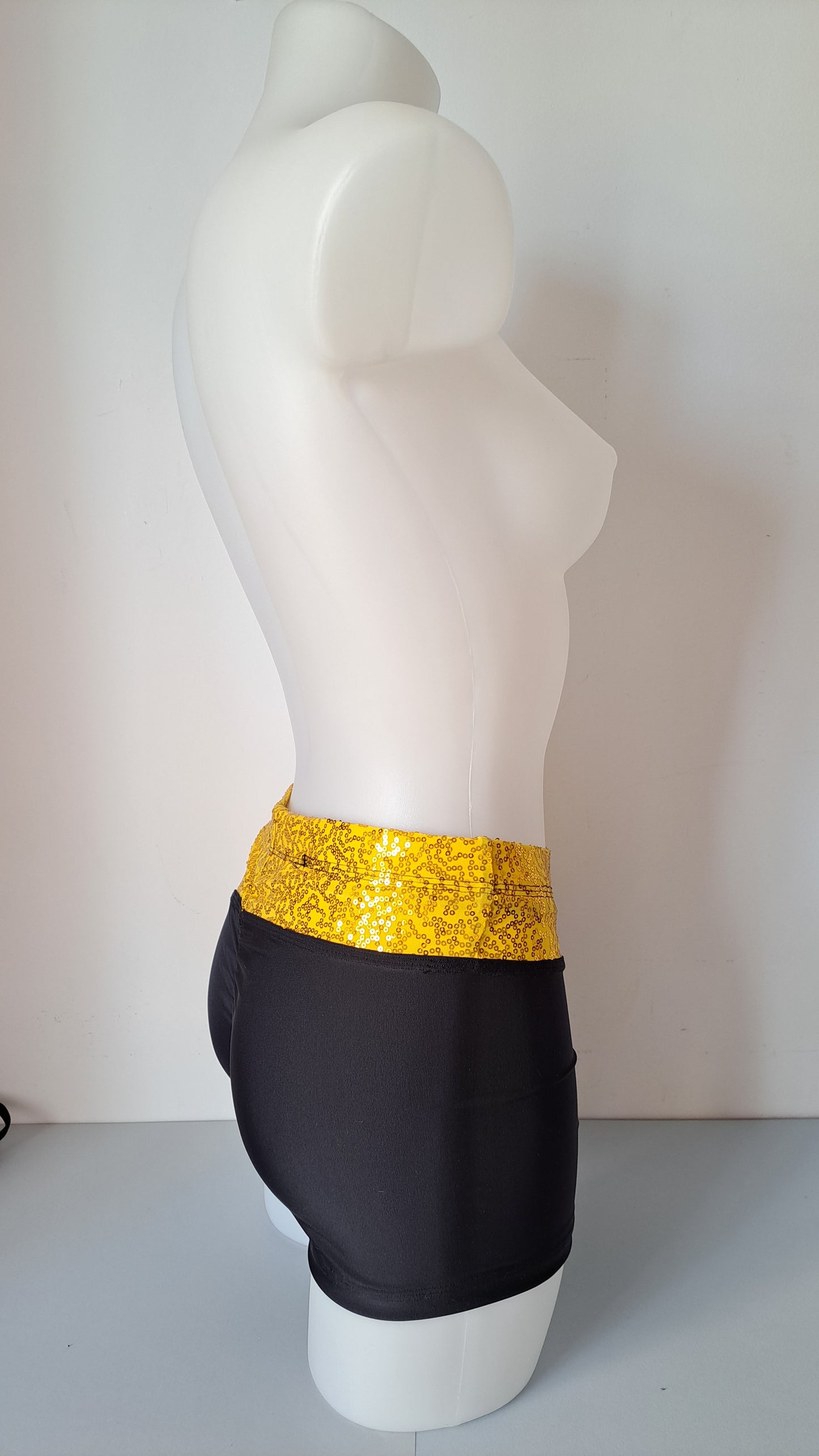 Slip shorty c/banda nero pailettes gialle