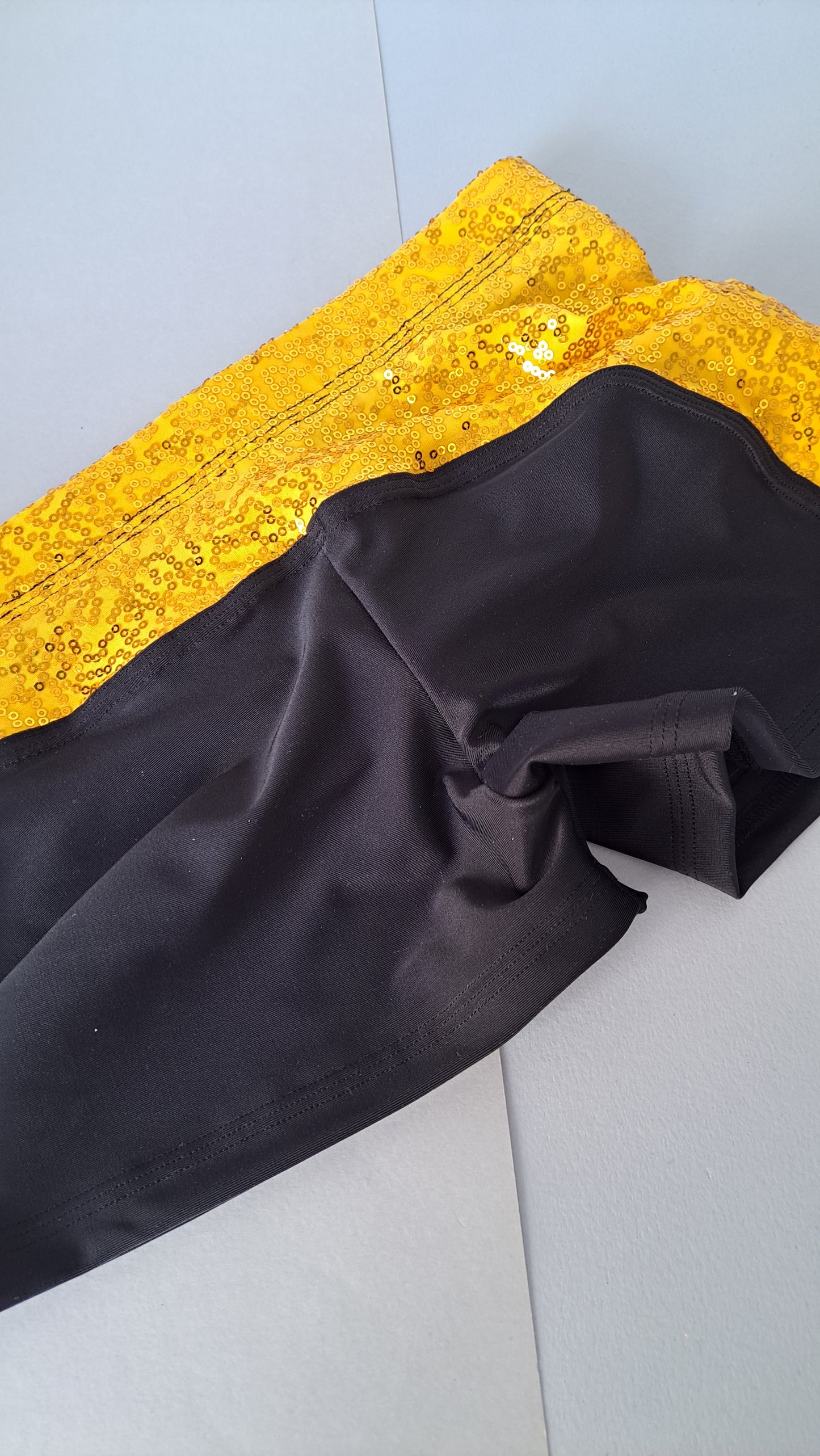 Slip shorty c/banda nero pailettes gialle