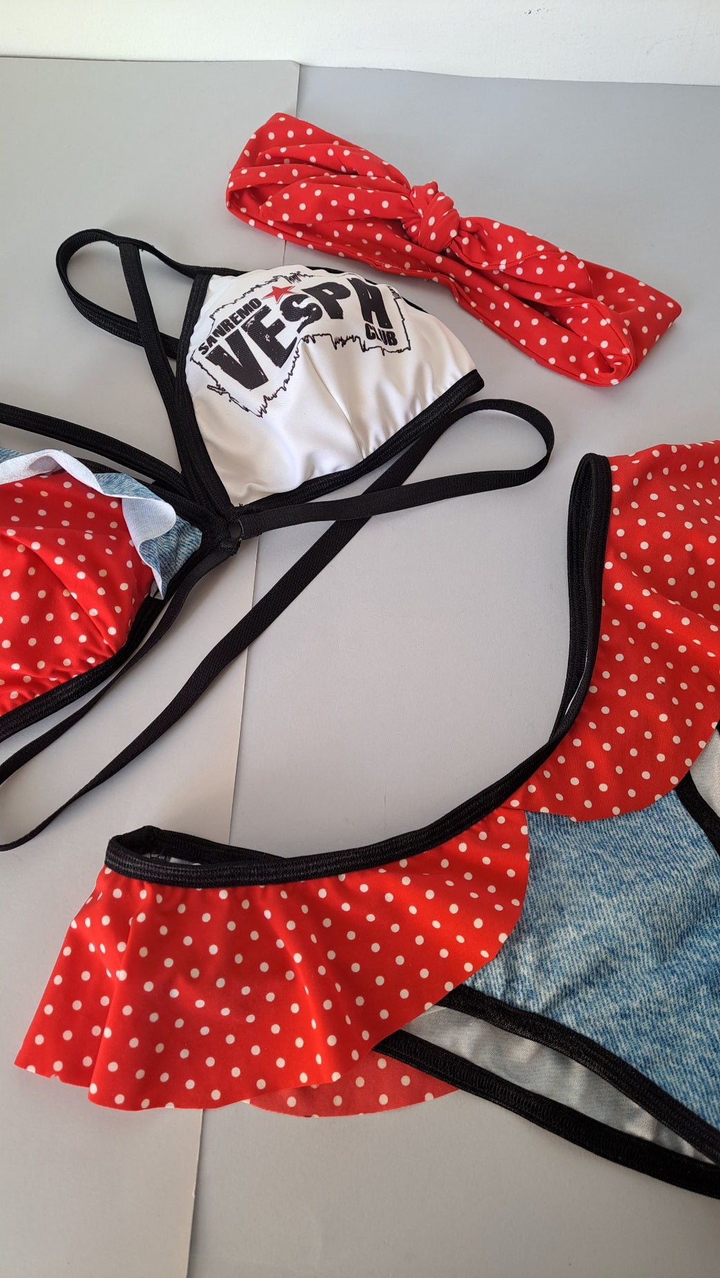 Completo Liv bikini volant vespa