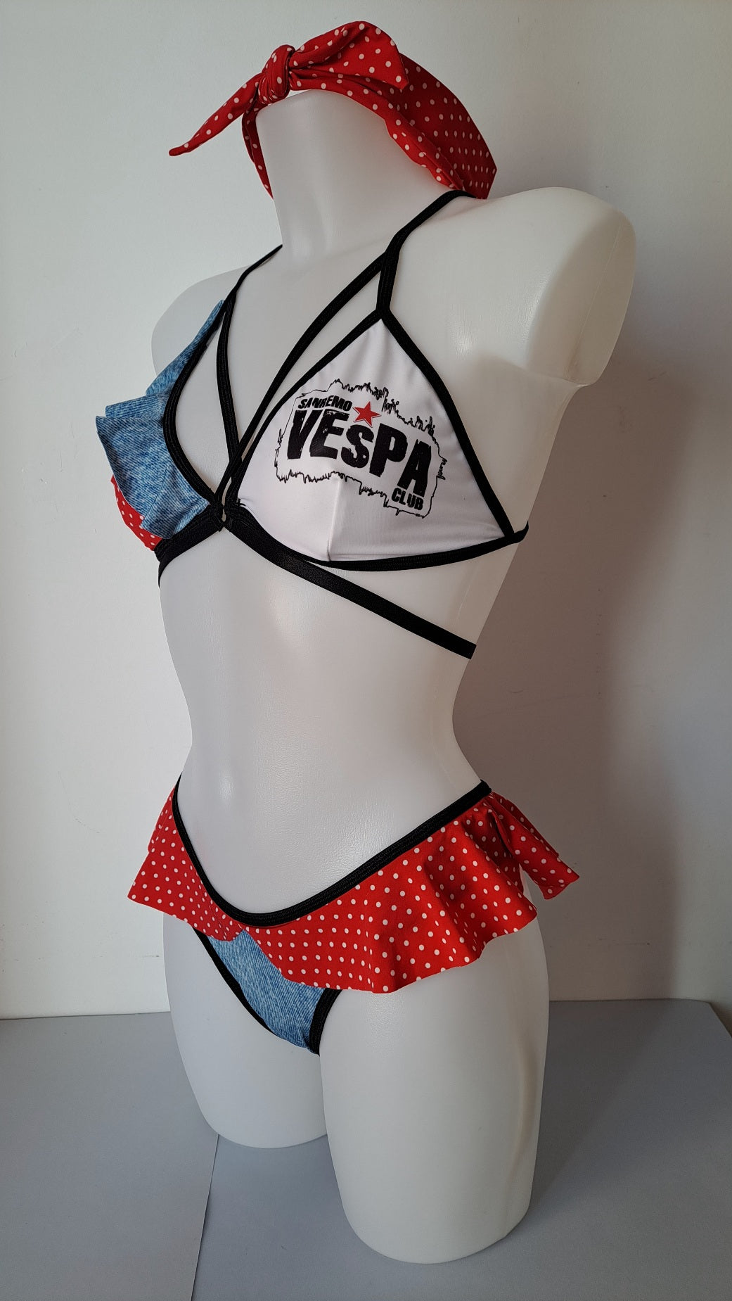 Completo Liv bikini volant vespa
