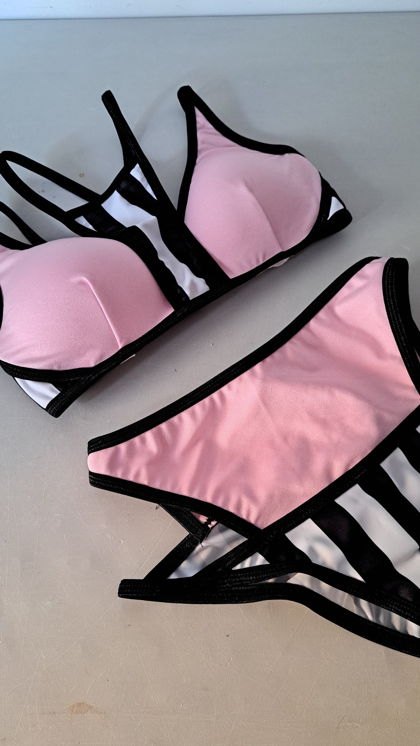 Completo tie beast rosa baby righe b/n (sample)