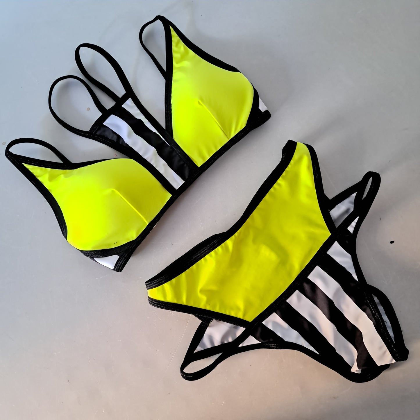 Completo tie beast giallo fluo righe b/n