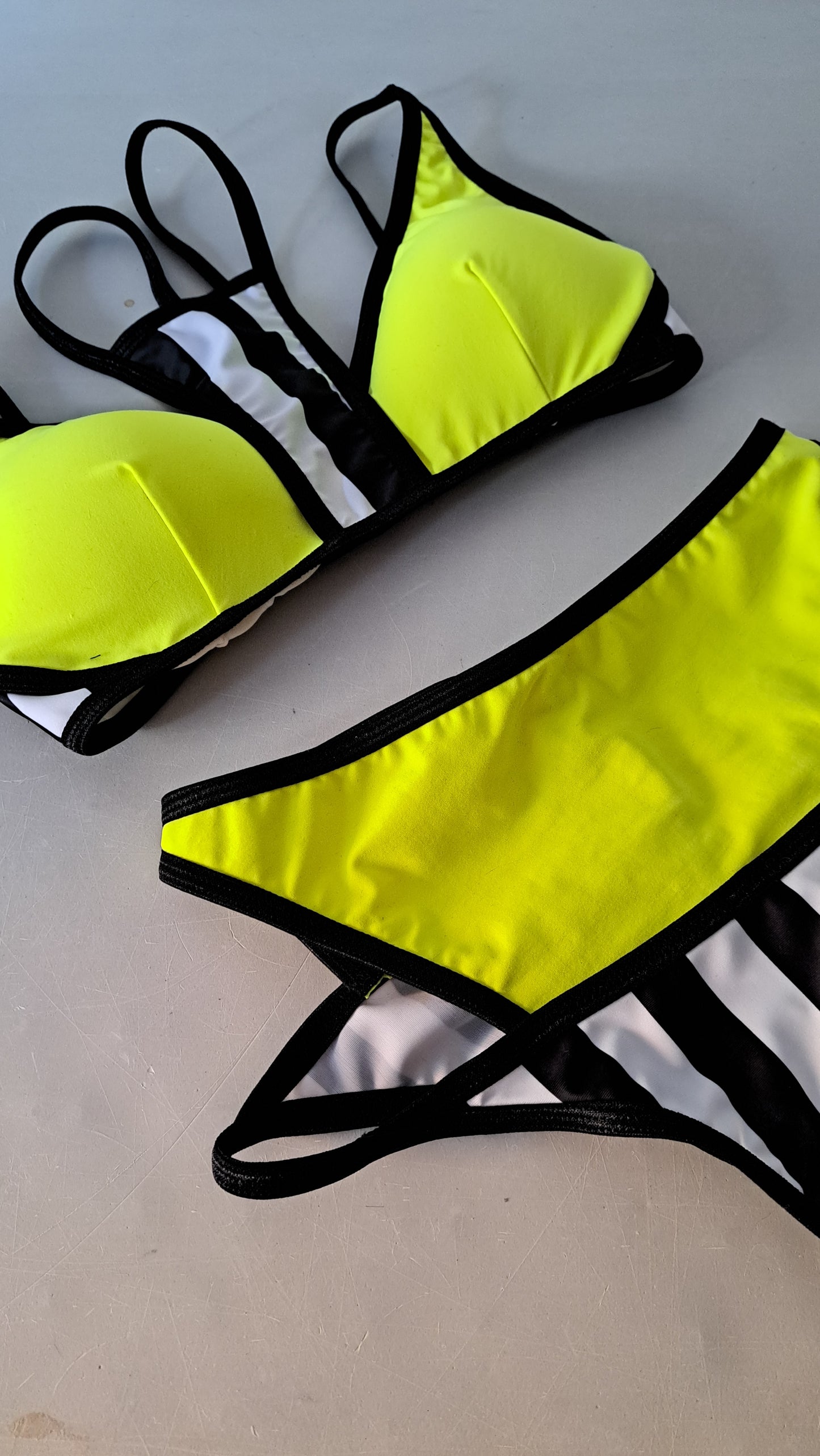 Completo tie beast giallo fluo righe b/n