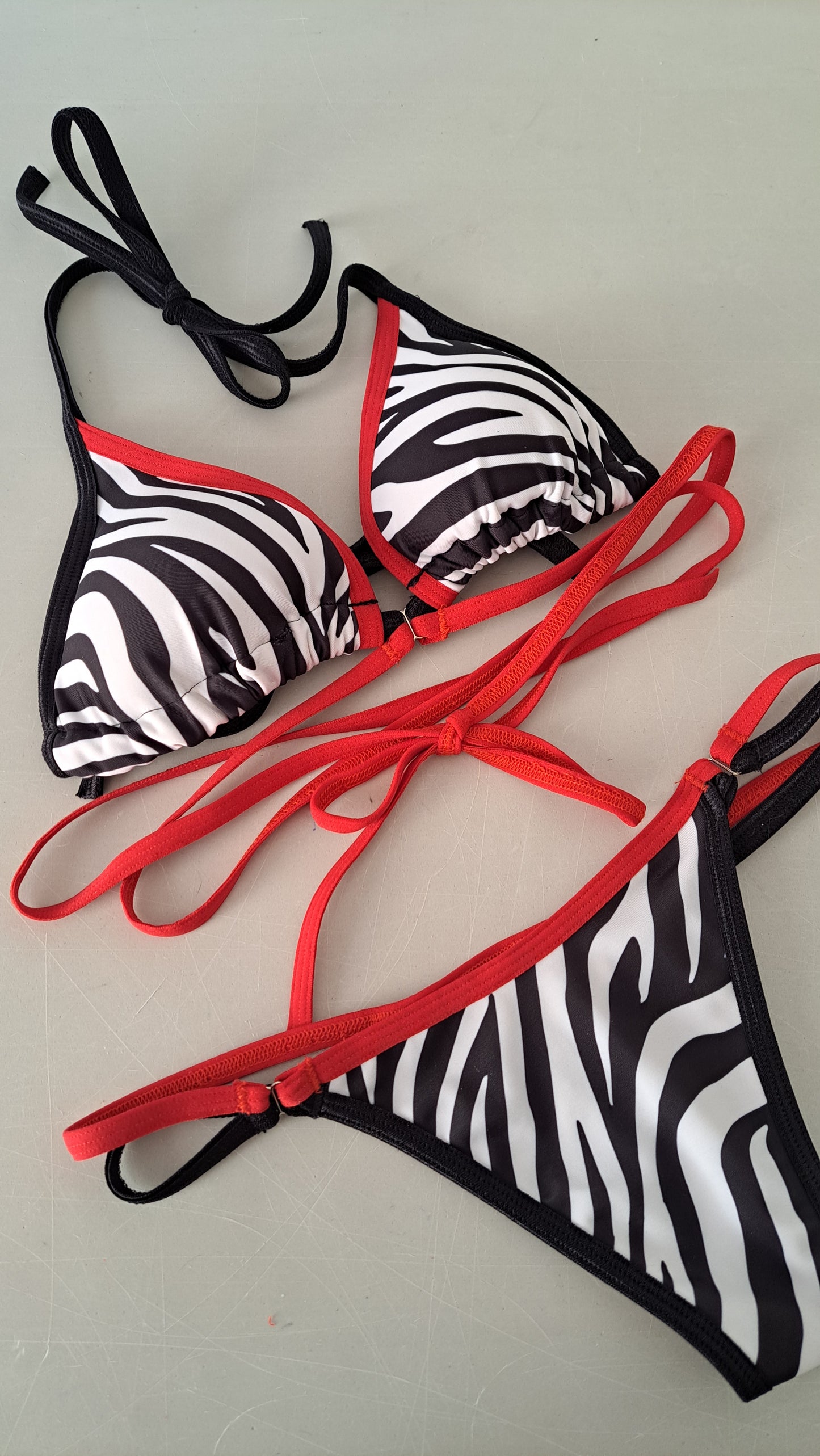 Completo bikini liv string zebra rosso - Flamingo pole wear