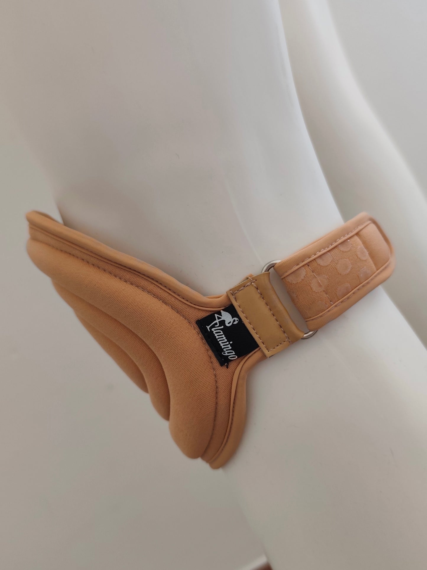 Ginocchiere exotic nude