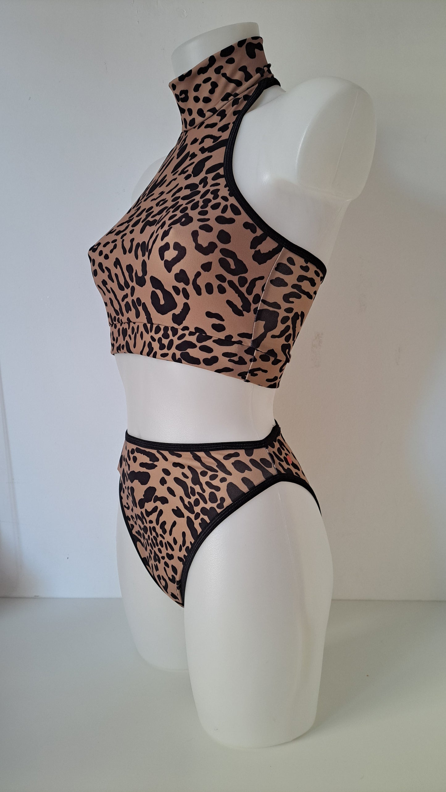 Completo ingrid high cut maculato l/e