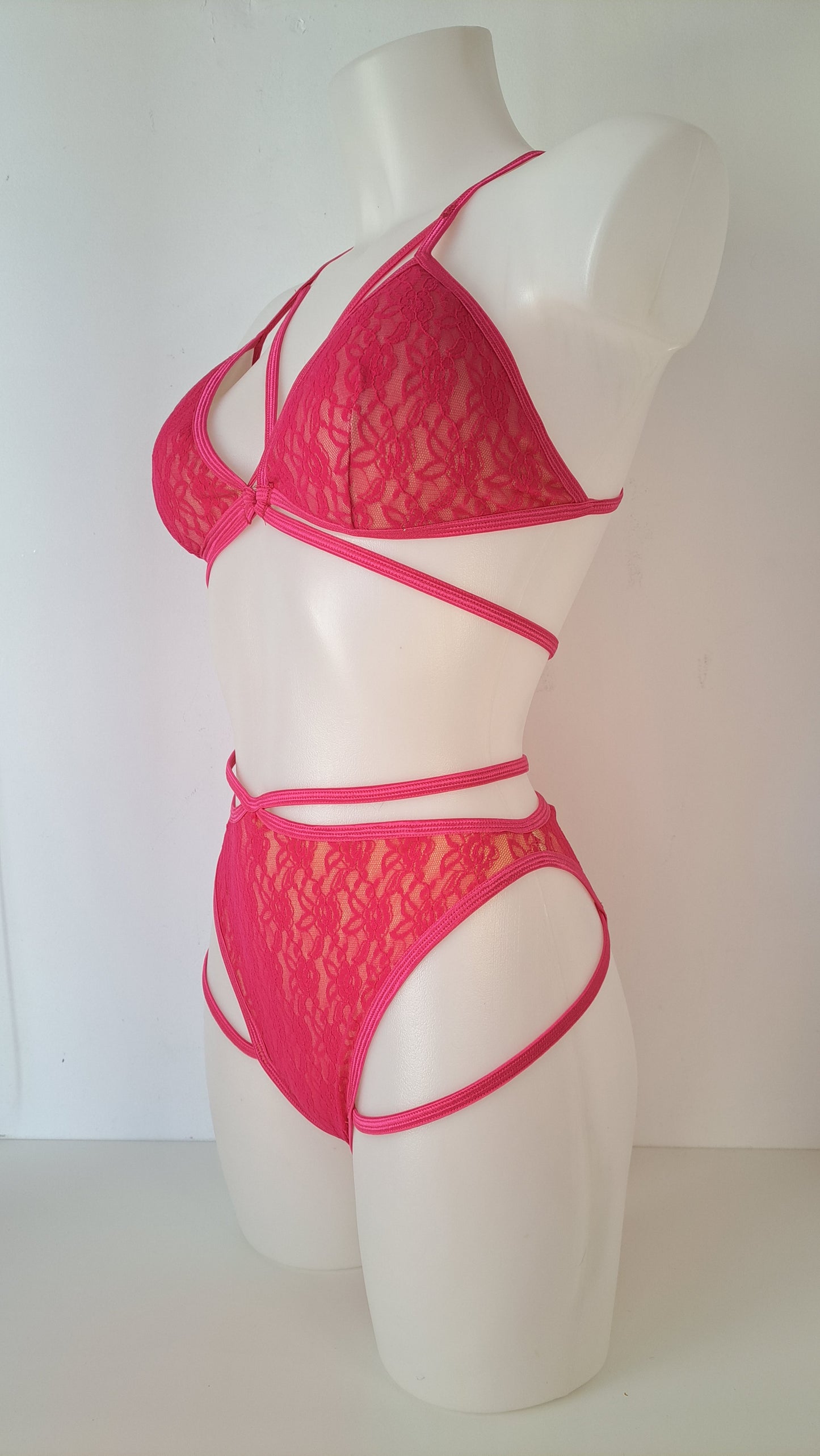 Completo liv high cut harness pizzo fucsia
