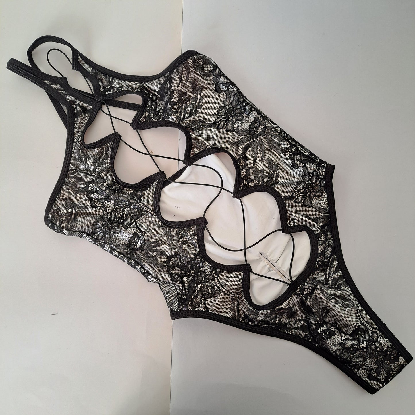 Body Hole pizzo nero argento metal