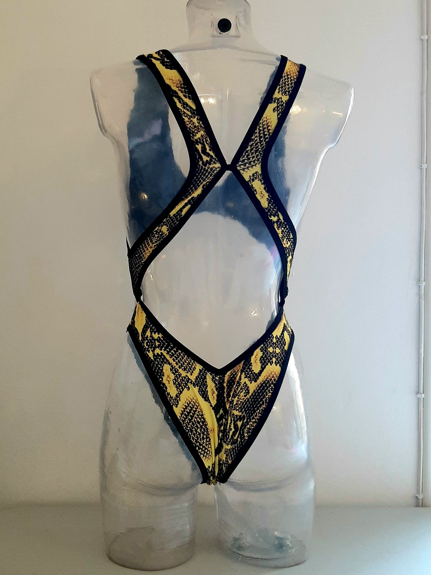 Body Worship - Flamingo pole wear