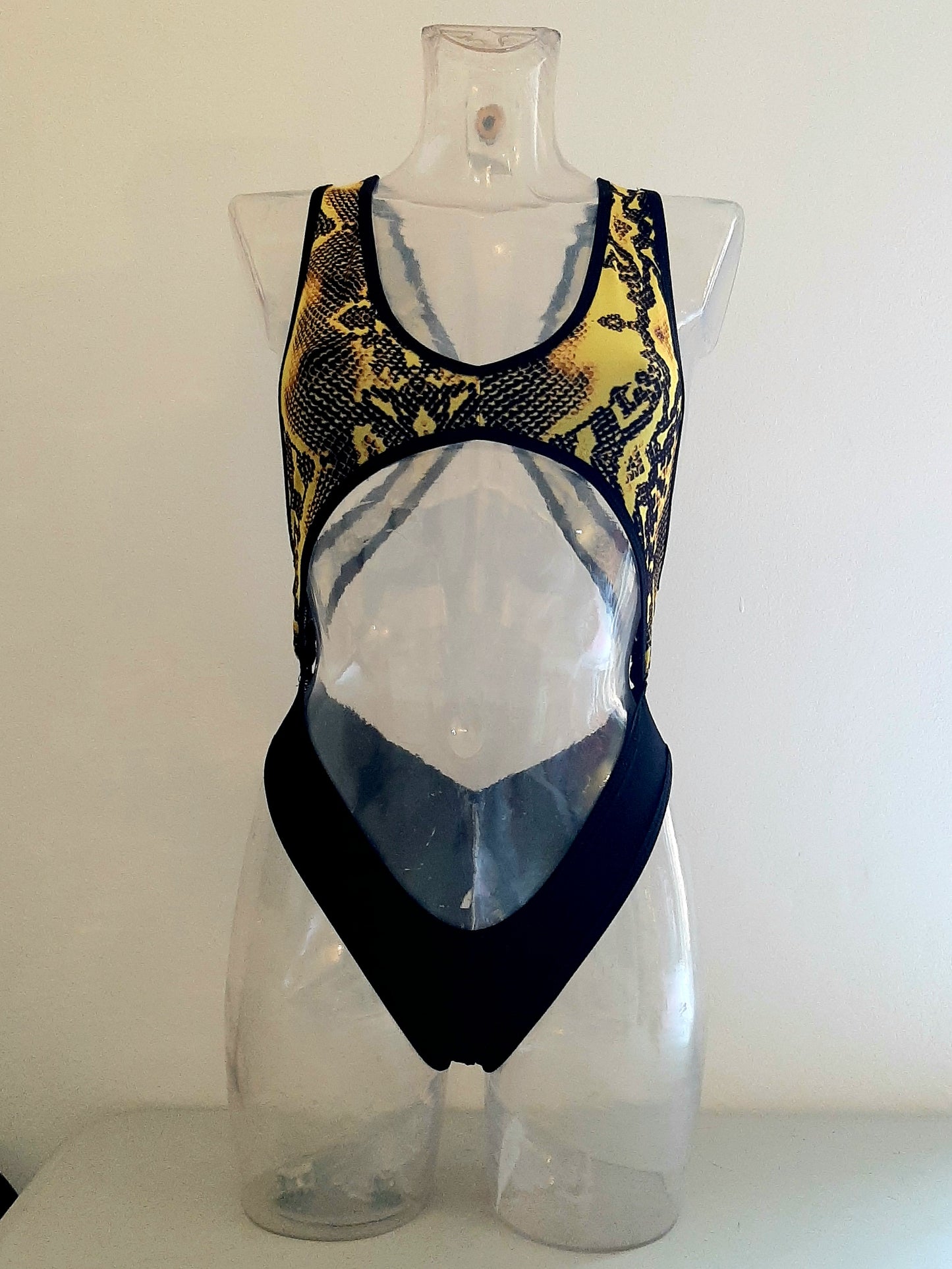 Body Worship - Flamingo pole wear