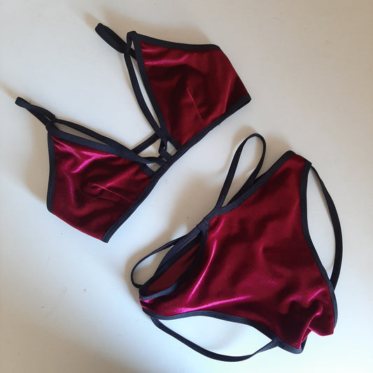 Completo high cut harness string velluto bordeaux