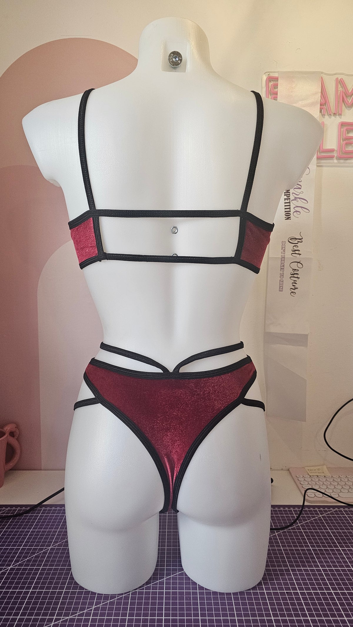 Completo high cut harness string velluto bordeaux