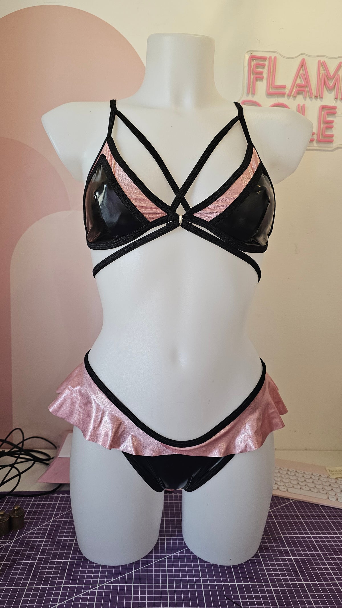 Slip bikini string c/volant latex nero rosa