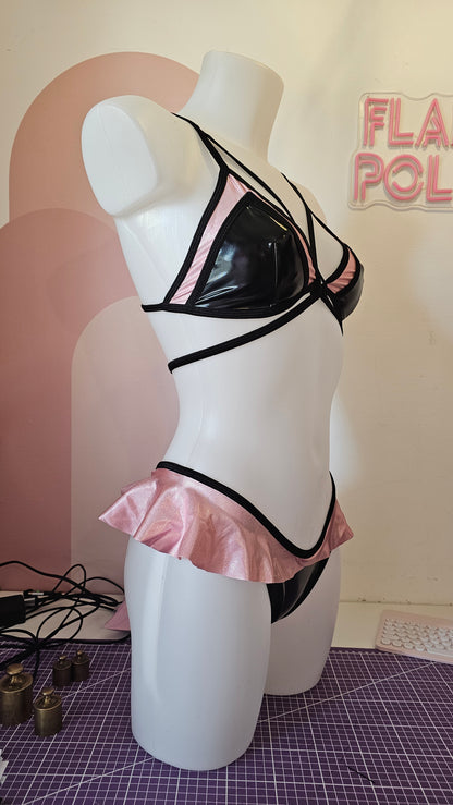 Slip bikini string c/volant latex nero rosa