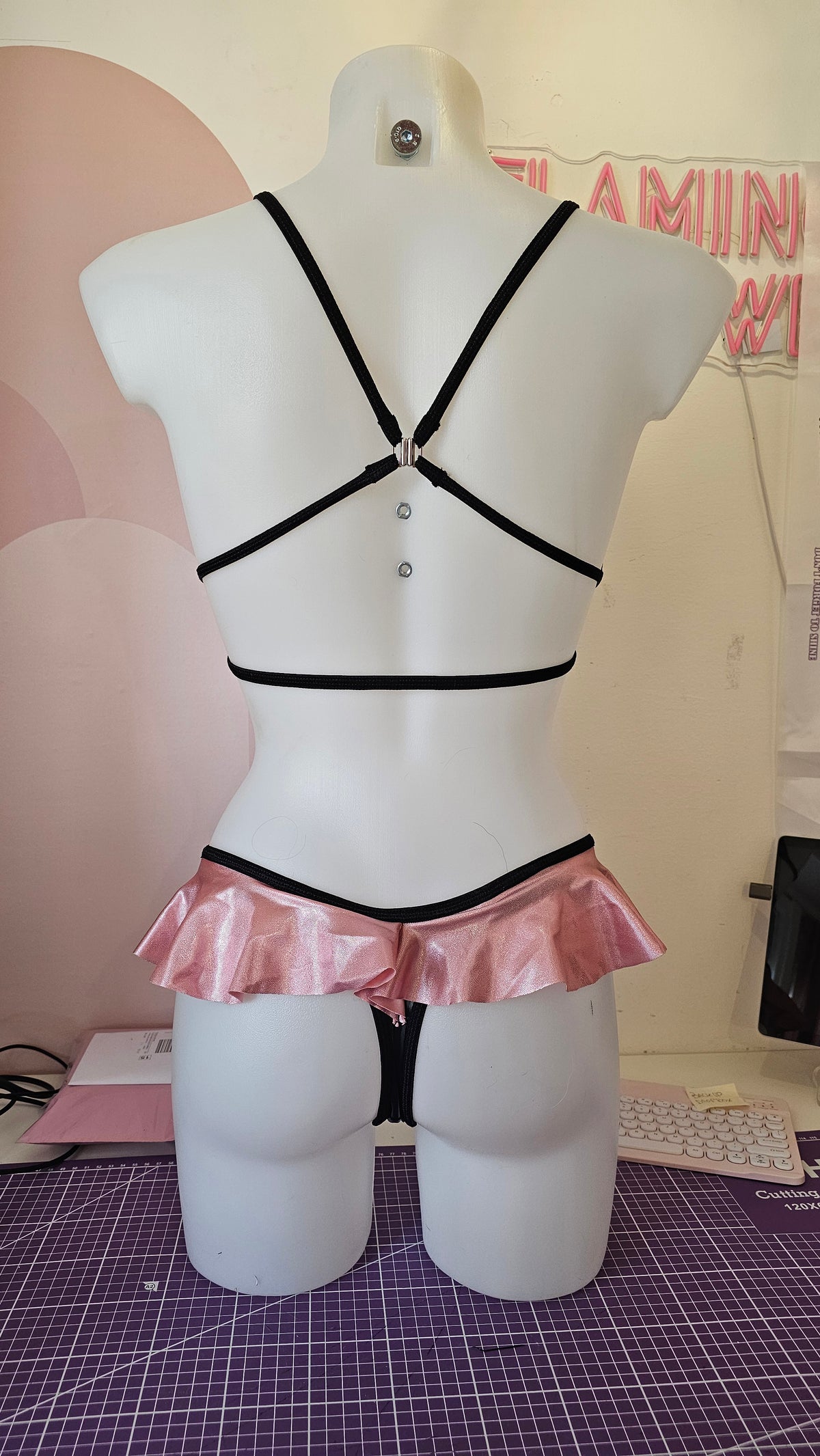 Slip bikini string c/volant latex nero rosa