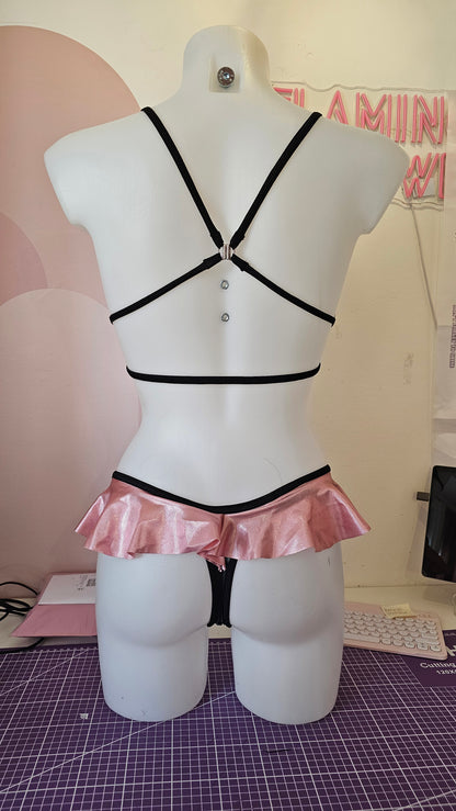 Slip bikini string c/volant latex nero rosa
