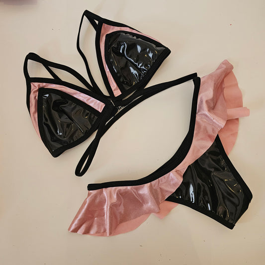 Slip bikini string c/volant latex nero rosa