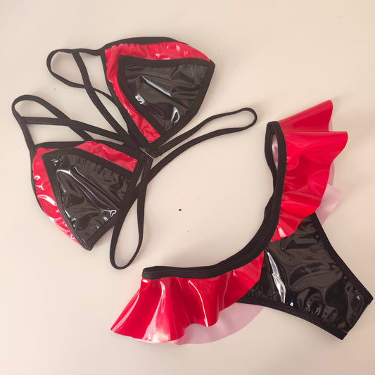 Completo liv patch slip bikini string c volant latex (sample)
