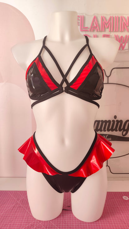 Completo liv patch slip bikini string c volant latex (sample)